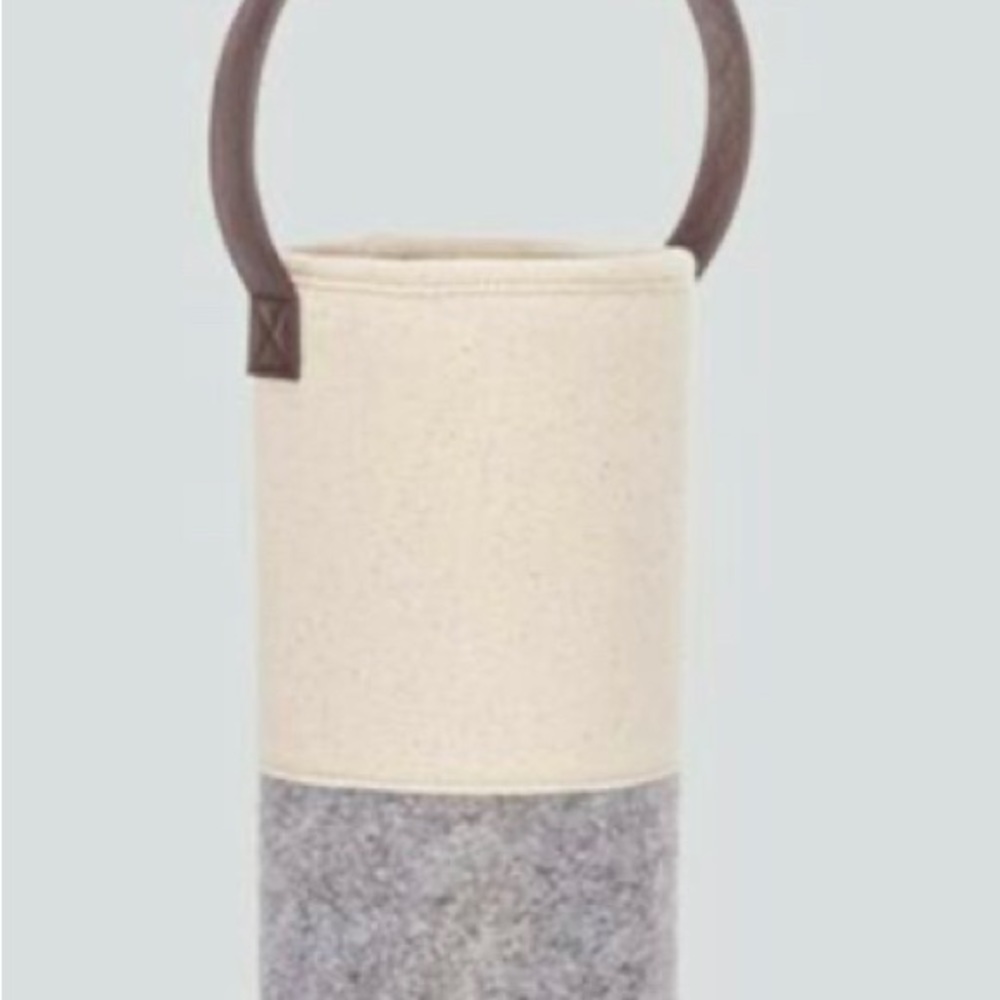 Thirty one felt canvas wine giftbag NWT ❤️‍🔥2/$25❤️‍🔥